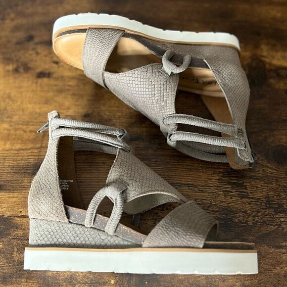 Diba True Women's Green Clover Cushioned Low Wedge Sandal in Taupe. Size 6. New! - Picture 6 of 16